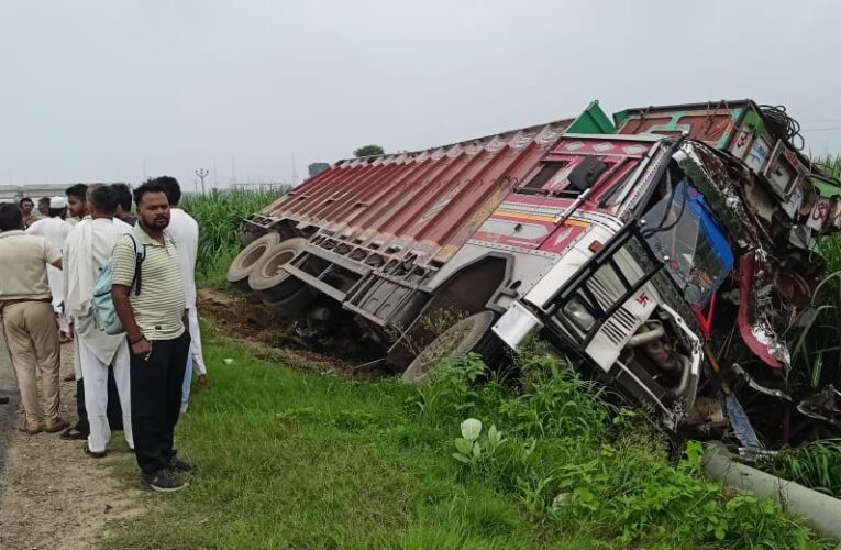 पानीपत-खटीमा हाईवे पर करौदा हाथी बिजलीघर के पास ट्रक की टक्कर से बाइक सवार सिक्योरिटी गार्ड की मौत, ट्रक पलटा