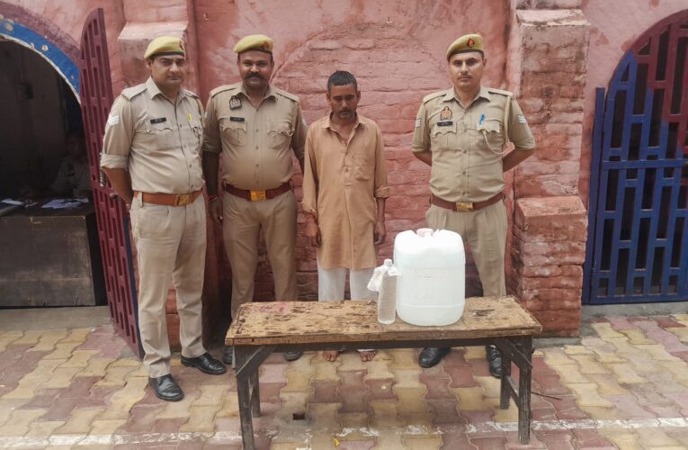 झिंझाना पुलिस ने गांव सिरसागढ़ निवासी अभियुक्त को 20 लीटर कच्ची शराब समेत किया गिरफ्तार