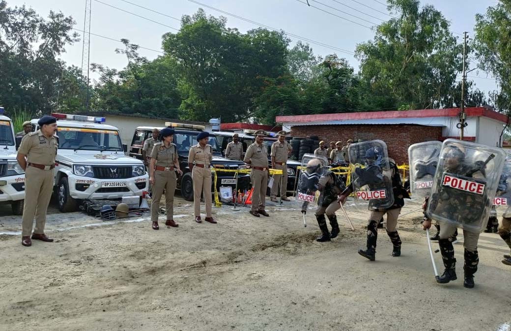 पुलिस अधीक्षक रामसेवक गौतम ने परेड के दौरान पुलिस लाईन का निरीक्षण