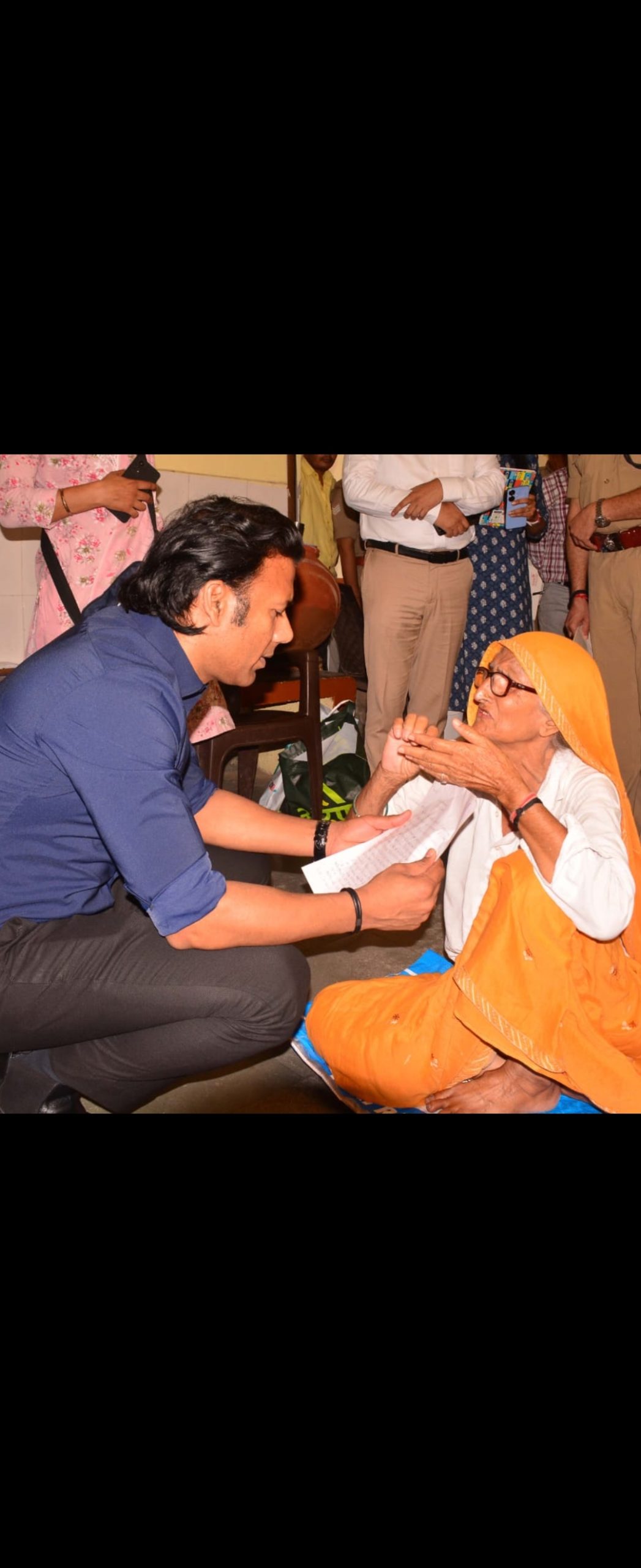  वृद्ध महिला ने डीएम कार्यालय के बाहर जमकर हंगामा किया